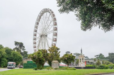 SAN FRANCISCO, CALIFORNIA, USA- 11 AĞUSTOS 2023: Golden Gate Park 'taki SkyStar Wheel manzarası San Francisco, Kaliforniya, ABD' de bulutlu bir günde