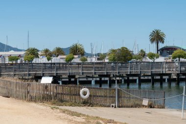 SAUSALITO, CALIFORNIA, ABD - 12 AĞUSTOS 2023: Sausalito, Kaliforniya, ABD 'de güneşli bir günde ahşap iskele