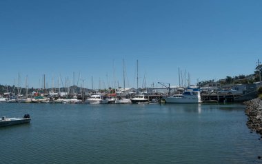 SAUSALITO, CALIFORNIA, ABD... 12 AĞUSTOS 2023: Sausalito, Kaliforniya 'da güzel güneşli bir günde körfeze yanaşan tekne ve yatlar
