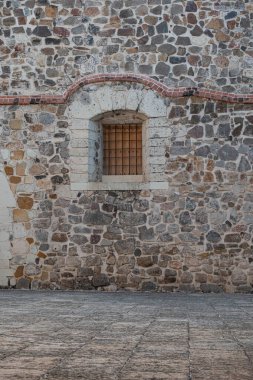OCOTLAN DE MORELOS, OAXACA, MEXICO - 18 Ocak 2023: Ocotln de Morelos, Oaxaca, Mxico 'daki eski Convento de Santo Domingo de Guzmn' daki taş duvar