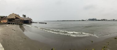 BOCA DEL RIO, VERACRUZ, MEXICO-16 Nisan 2023: Bulutlu bir günde Boca del Ro, Veracruz 'daki plajın panoramik fotoğrafı