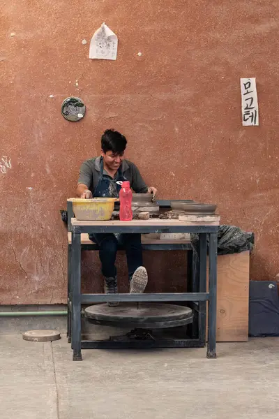 SAN MARTIN TILCAJETE, OAXACA, MEXICO-JANUARY 19, 2023: San Martin Tilcajete, Oaxaca, Meksika 'da kil kase yapan genç Meksikalı adam