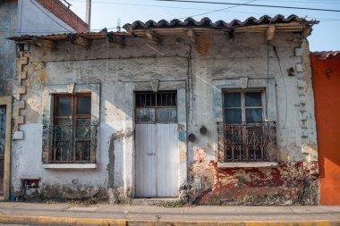 XALAPA, VERACRUZ, MEXICO - 9 Haziran 2024: Xalapa, Veracruz, Meksika 'da güneşli bir günde sokaktaki eski ev