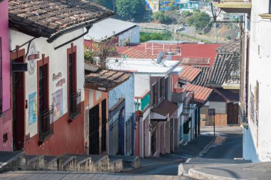 XALAPA, VERACRUZ, MEXICO - 9 Haziran 2024: Xalapa, Veracruz, Meksika 'da güneşli bir günde geleneksel evleri olan cadde