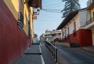 XALAPA, VERACRUZ, MEXICO - 9 Haziran 2024: Xalapa, Veracruz, Meksika şehir merkezinde güneşli bir günde geleneksel evleri olan cadde