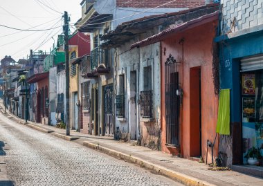 XALAPA, VERACRUZ, MEXICO - 9 Haziran 2024: Xalapa, Veracruz, Meksika 'da güneşli bir günde sokakta renkli evler