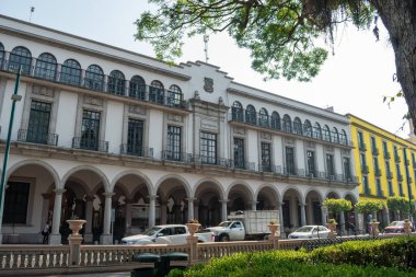 XALAPA, VERACRUZ, MEXICO - 9 Haziran 2024: Xalapa, Meksika şehir merkezinde güneşli bir günde Parque Juarez 'den görülen belediye binası cephesi