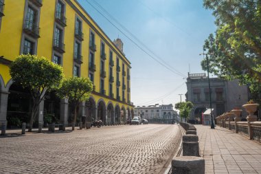 XALAPA, VERACRUZ, MEXICO - 9 Haziran 2024: Parque Juarez 'den Enriquez sokağının güneşli bir günde Meksika, Veracruz' da görüntüsü