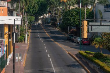 XALAPA, VERACRUZ, MEXICO - 9 Haziran 2024: Parque Juarez 'den Avila Camacho Caddesi' nin güneşli bir günde Xalapa, Veracruz, Meksika