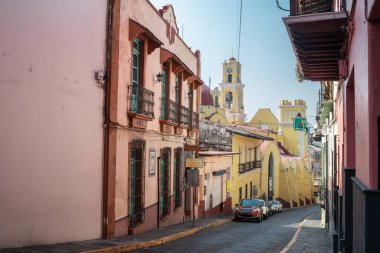 XALAPA, VERACRUZ, MEXICO - 9 Haziran 2024: Katedralin güneşli bir gününde, Xalapa, Veracruz, Meksika