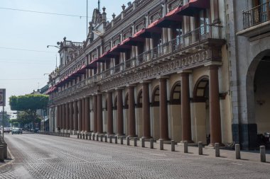 XALAPA, VERACRUZ, MEXICO - 9 Haziran 2024: Xalapa, Veracruz, Meksika 'da güneşli bir günde Hükümet Sarayı Cephesi