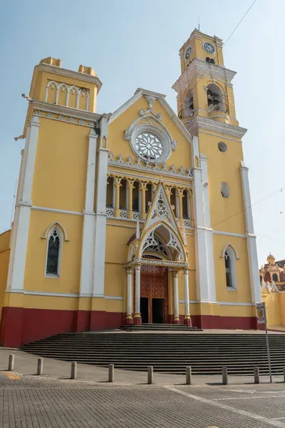 XALAPA, VERACRUZ, MEXICO - 9 Haziran 2024: Katedral Metropolitana de la Inmaculada Concepcion Cephesi, Devlet Sarayı 'nın güneşli bir gününde Xalapa, Veracruz, Meksika