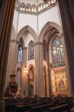 SAO PAULO, BRAZIL- 24 Temmuz 2024 Sao Paulo Metropolitan Katedrali 'nin güzel iç kısımlarında uzun sütunlar göze çarpıyor. Kültürel ve tarihi miras..
