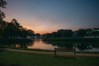 SAO PAULO, BRAZIL- 25 Temmuz 2024 Sao Paulo, Brezilya 'da gün batımında Ibirapuera Parkı' nın bir gölünün manzarası