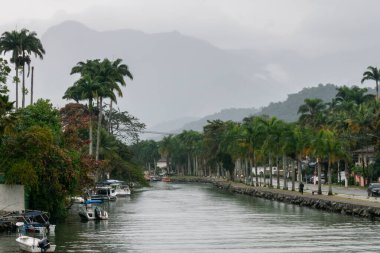 PARATY, RIO DE JANEIRO, BRAZIL- 30 Temmuz 2024: Paraty, Rio de Janeiro, Brezilya 'da bulutlu bir günde Rua do comercio köprüsünden nehir manzarası