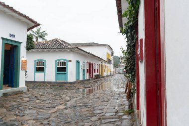 PARATY, RIO DE JANEIRO, BRAZIL- 30 Temmuz 2024: Paraty, Rio de Janeiro, Brezilya 'da sokak manzaralı yağmurlu bir günde Portekiz tarzı koloni evleri ve mağazaları