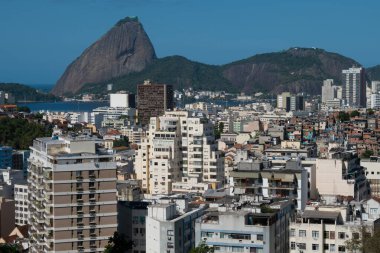 RIO DE JANEIRO, BRAZIL- 1 AĞUSTOS 2024: Rio de Janeiro, Brezilya 'da güneşli bir günde arka planda Sugarloaf dağı olan konut ve otellerin manzarası
