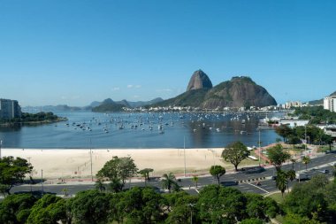 RIO DE JANEIRO, BRAZIL- 2 AĞUSTOS 2024 Rio de Janeiro 'daki Dağ Şekeri ve Botafogo Sahili. Şekerleme Rio de Janeiro 'nun ana simgelerinden biridir.