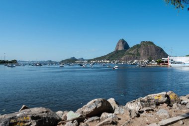 RIO DE JANEIRO, BRAZIL- 2 AĞUSTOS 2024 Rio de Janeiro 'daki Dağ Şekeri ve Botafogo Sahili. Şekerleme Rio de Janeiro 'nun ana simgelerinden biridir.