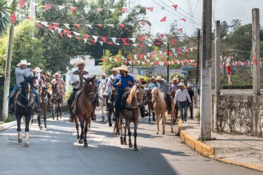 LA ORDUNA, VERACRUZ, MEXICO - 18 HAZİRAN 2025: Güneşli bir günde Meksika, Veracruz 'da insanlar Fiesta Patronal San Sebastian Martir' de ata biniyor