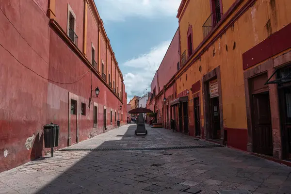 Queretaro, Meksika - 10 Eylül 2024: güneşli bir günde Queretaro şehir merkezindeki geleneksel cadde manzarası