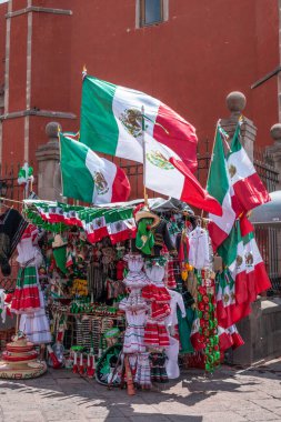 QuERETARO, MEXİKO- 10 Eylül 2024: Meksika 'daki Bağımsızlık Günü için dekorasyon ve hediyelik eşya caddesinde oyalayın