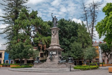 Queretaro, Meksika 'da güneşli bir günde Corregidora Meydanı' ndaki Corregidora Anıtı, 10 Eylül 2024