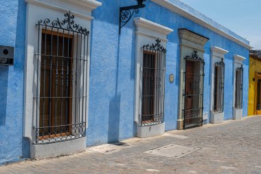 OAXACA, OAXACA, MEXICO - 4 Mayıs 2025: Oaxaca, Meksika 'da geleneksel bir evin renkli mavi cepheli sokak manzarası