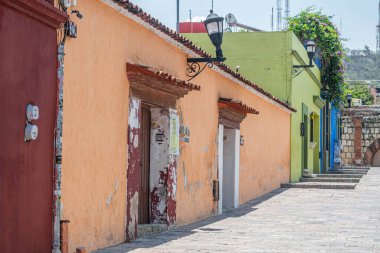 OAXACA, OAXACA, MEXICO - 4 Mayıs 2025: Oaxaca, Meksika 'da güneşli bir günde geleneksel renkli evlerle sokak manzarası