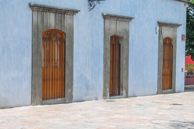 OAXACA, OAXACA, MEXICO - 4 Mayıs 2025: Oaxaca, Meksika 'da geleneksel bir evin renkli mavi cephesi