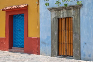 OAXACA, OAXACA, MEXICO - 4 Mayıs 2025: Oaxaca, Meksika 'da renkli geleneksel evlerle sokak manzarası