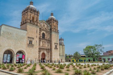 OAXACA, OAXACA, MEXICO - 4 Mayıs 2025: Santo Domingo Oaxaca Tapınağı Sabah mavi gökyüzüne karşı