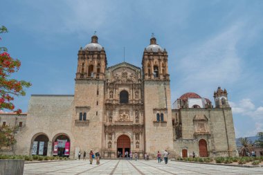 OAXACA, OAXACA, MEXICO - 4 Mayıs 2025: Santo Domingo Oaxaca Tapınağı Sabah mavi gökyüzüne karşı