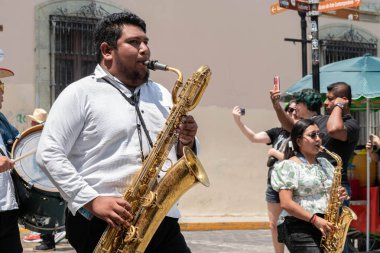 OAXACA, OAXACA, MEXICO - 4 Mayıs 2025: Oaxaca şehir merkezinde geleneksel kıyafetleri olan insanlarla geleneksel vela istmena