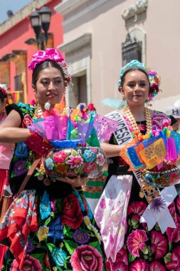 OAXACA, OAXACA, MEXICO - 4 Mayıs 2025: Oaxaca şehir merkezinde geleneksel kıyafetleri olan insanlarla geleneksel vela istmena