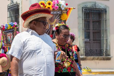 OAXACA, OAXACA, MEXICO - 4 Mayıs 2025: Oaxaca şehir merkezinde geleneksel kıyafetleri olan insanlarla geleneksel vela istmena