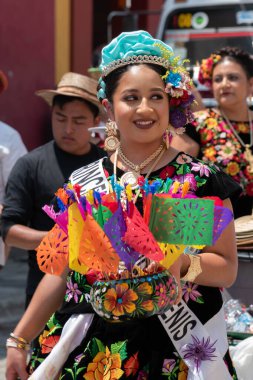 OAXACA, OAXACA, MEXICO - 4 Mayıs 2025: Oaxaca şehir merkezinde geleneksel kıyafetleri olan insanlarla geleneksel vela istmena