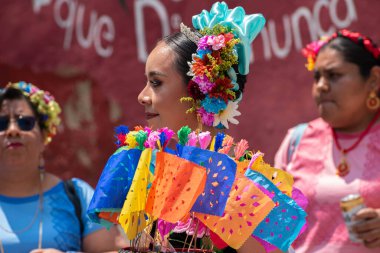OAXACA, OAXACA, MEXICO - 4 Mayıs 2025: Oaxaca şehir merkezinde geleneksel kıyafetleri olan insanlarla geleneksel vela istmena