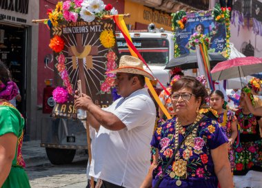 OAXACA, OAXACA, MEXICO - 4 Mayıs 2025: Oaxaca şehir merkezinde geleneksel kıyafetleri olan insanlarla geleneksel vela istmena