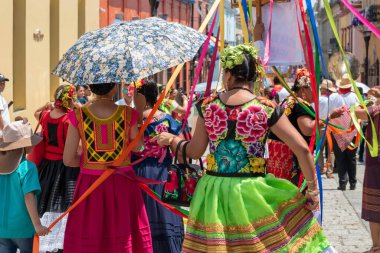 OAXACA, OAXACA, MEXICO - 4 Mayıs 2025: Oaxaca, Meksika 'da Vela istmena' da geleneksel giyinmiş kadınların portresi