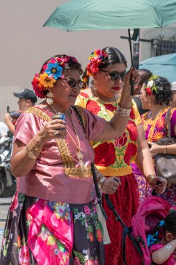 OAXACA, OAXACA, MEXICO - 4 Mayıs 2025: Oaxaca, Meksika 'da Vela istmena' da geleneksel giyinmiş kadınların portresi