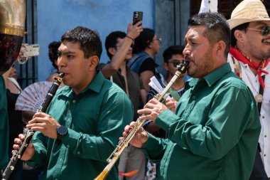 OAXACA, OAXACA, MEXICO - 4 Mayıs 2025: Oaxaca, Meksika 'da Vela istmena' da geleneksel giyinmiş kadınların portresi