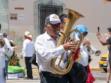 OAXACA, OAXACA, MEXICO - 4 Mayıs 2025: Oaxaca, Meksika 'da Vela istmena' da geleneksel giyinmiş kadınların portresi