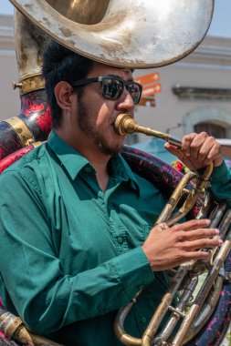 OAXACA, OAXACA, MEXICO - 4 Mayıs 2025: Oaxaca, Meksika 'da Vela istmena' da geleneksel giyinmiş kadınların portresi