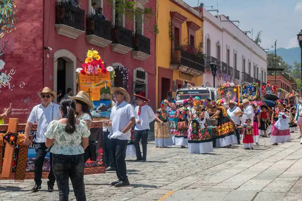 OAXACA, OAXACA, MEXICO - 4 Mayıs 2025: Oaxaca şehir merkezinde geleneksel kıyafetleri olan insanlarla geleneksel vela istmena