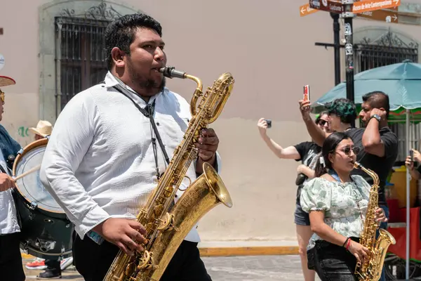 OAXACA, OAXACA, MEXICO - 4 Mayıs 2025: Oaxaca şehir merkezinde geleneksel kıyafetleri olan insanlarla geleneksel vela istmena