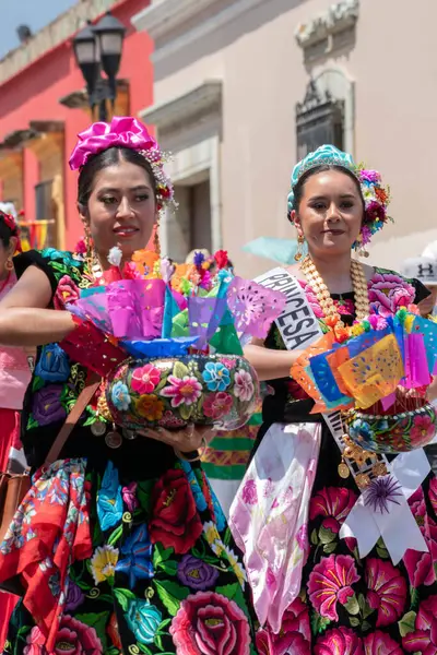 OAXACA, OAXACA, MEXICO - 4 Mayıs 2025: Oaxaca şehir merkezinde geleneksel kıyafetleri olan insanlarla geleneksel vela istmena