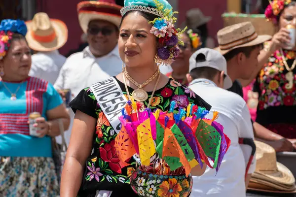 OAXACA, OAXACA, MEXICO - 4 Mayıs 2025: Oaxaca şehir merkezinde geleneksel kıyafetleri olan insanlarla geleneksel vela istmena