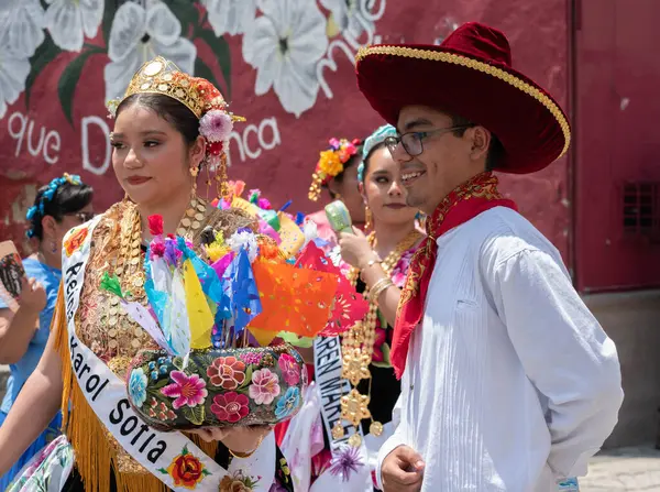 OAXACA, OAXACA, MEXICO - 4 Mayıs 2025: Oaxaca şehir merkezinde geleneksel kıyafetleri olan insanlarla geleneksel vela istmena