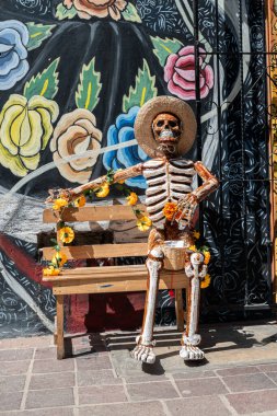 OAXACA, OAXACA, MEXICO-OCTOBER 30, 2024: OAXACA, OAXACA, MEXICO - 30 Ekim 2024: Oaxaca, Meksika 'da geleneksel giysiler giymiş iskelet